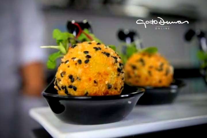 Croquetas de pollo con compota de ciruelas